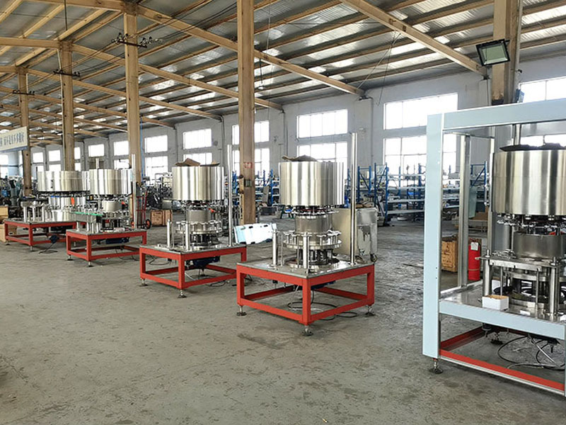 小型白酒自動灌裝機(jī) 小型白酒自動灌裝機(jī)