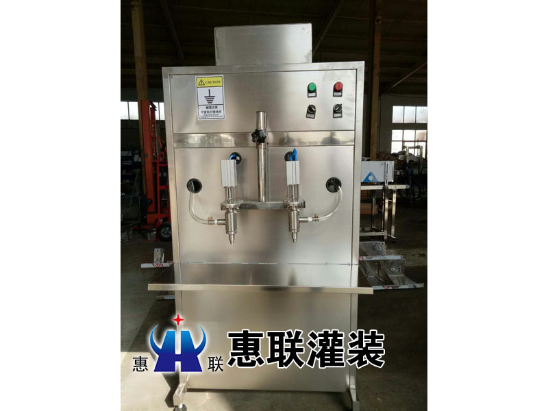 小型白酒自動灌裝機(jī) 小型白酒自動灌裝機(jī)