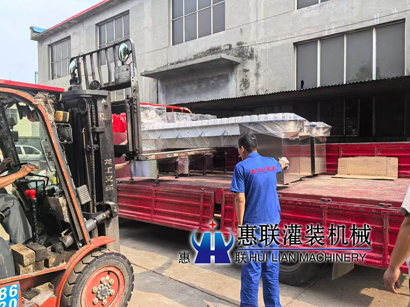 56頭灌裝生產(chǎn)線(xiàn)洗瓶機(jī)發(fā)貴州